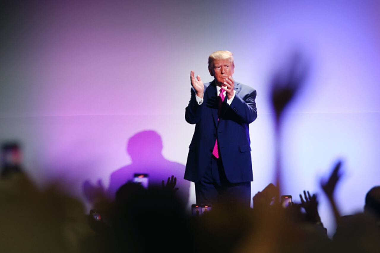 Los republicanos locales le entregarían a Trump el premio "Hombre de la década" en el evento, que se esperaba atrajera a 2500 personas en su primera visita a Michigan desde que lanzó su candidatura presidencial de 2024. (Foto de Scott Olson/Getty Images)