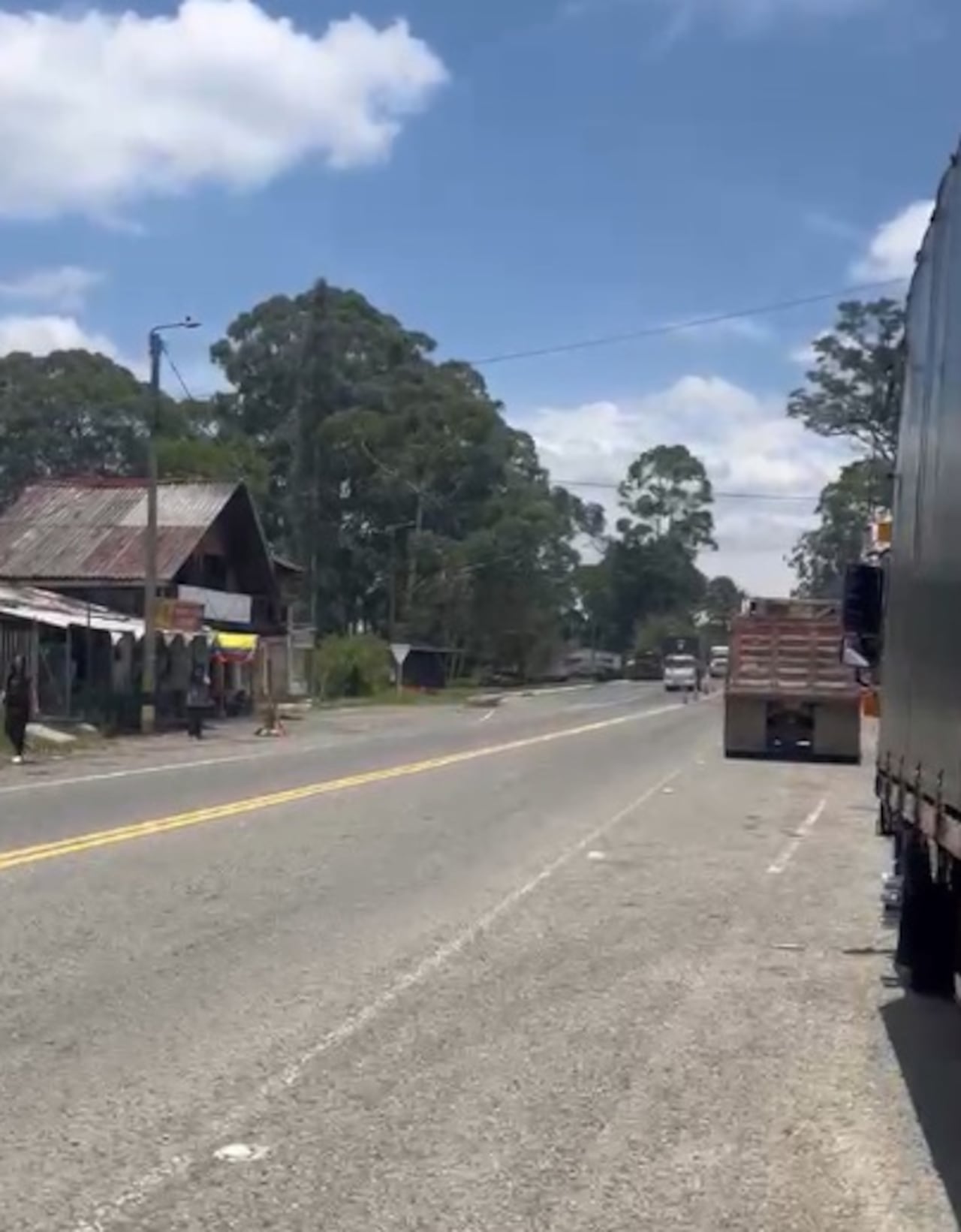 La Policía acudió al lugar tras recibir el llamado de emergencia y logró capturar a uno de los presuntos delincuentes.