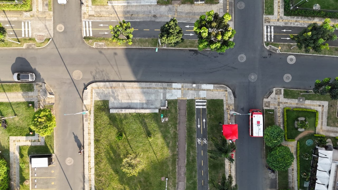 El cruce de la Calle 59 entre las carreras 95 y 98F, en Ciudad Meléndez, es señalado por la comunidad como un punto crítico por la falta de señalización vial.