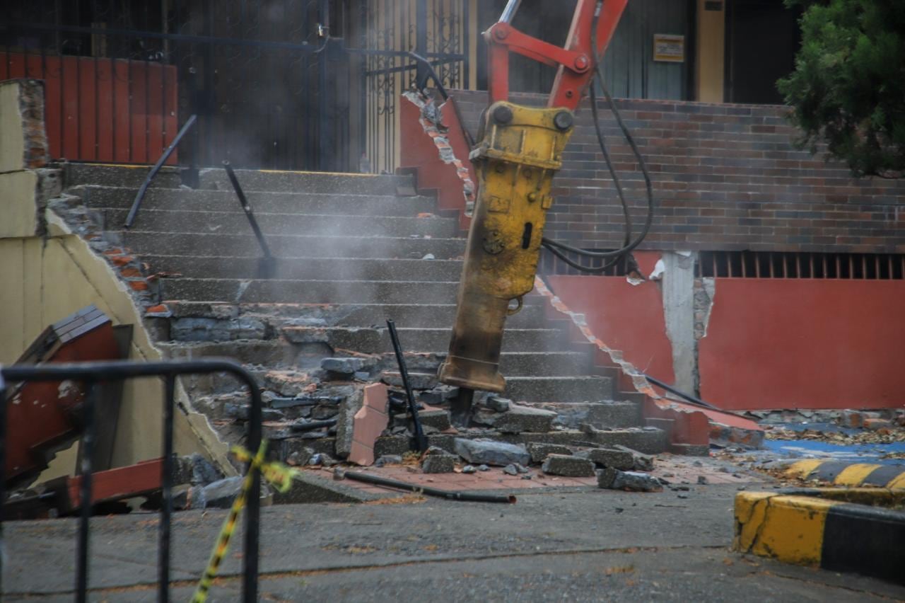 La maquinaria especializada ingresó a la Unidad Residencial Guadalupe para comenzar el proceso de demolición mecánica controlada.