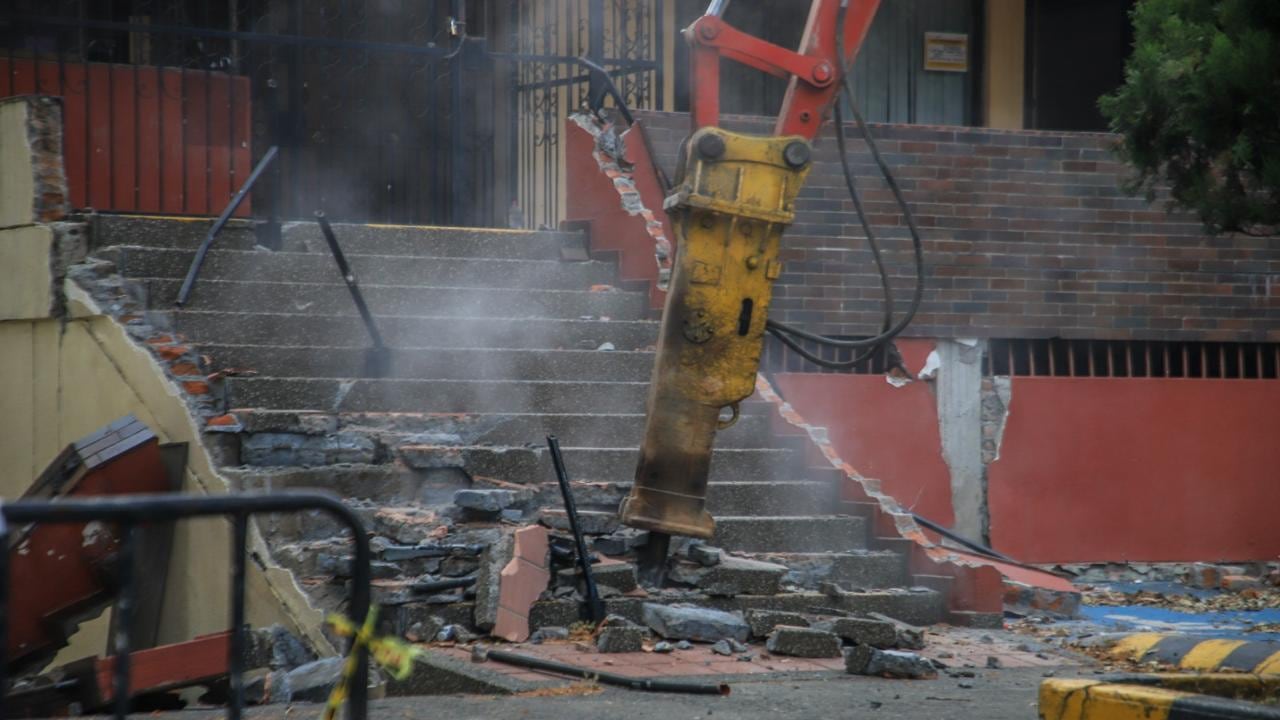 La maquinaria especializada ingresó a la Unidad Residencial Guadalupe para comenzar el proceso de demolición mecánica controlada.