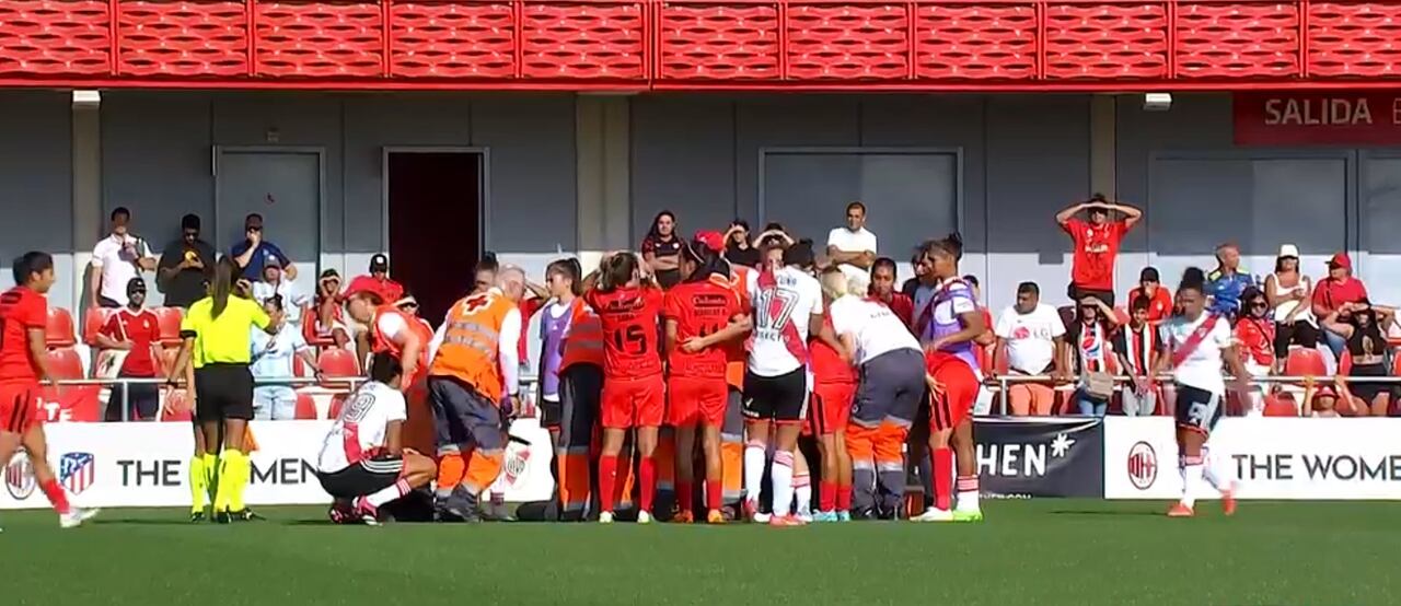 El enfrentamiento deportivo entre River Plate y América de Cali femenino tomó un giro inesperado cuando una de las futbolistas sufrió convulsiones en pleno campo de juego.