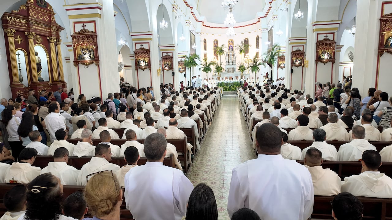 Semana Santa misa crismal en la catedral de San Pedro Cali con todos los sacerdotes de la ciudad. de