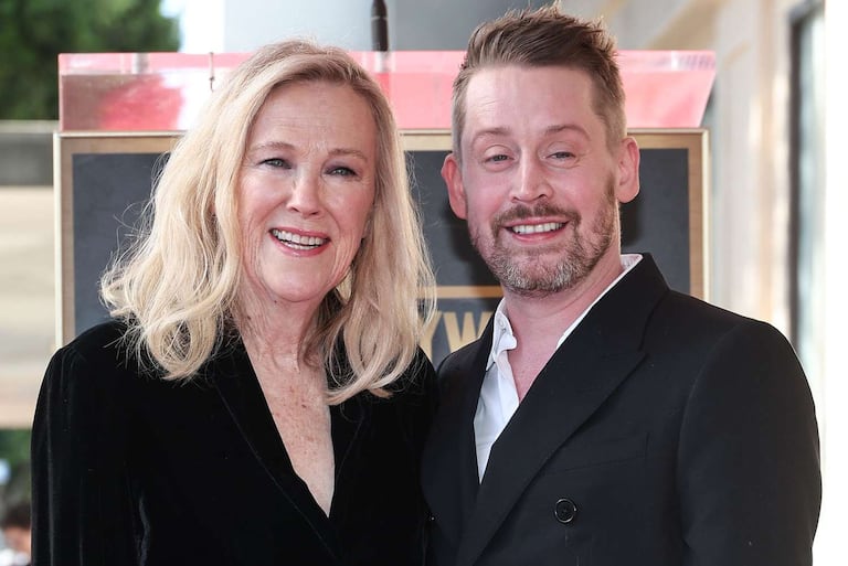 Catherine O’Hara, la 'mamá' falsa de Kevin en las icónicas películas de navidad.
