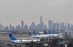Un avión de United Airlines en el Aeropuerto Internacional de Newark, en Newark, Nueva Jersey, el 11 de enero de 2023. - La Autoridad Federal de Aviación de EE. UU. dijo el miércoles que las operaciones de vuelo normales "se están reanudando gradualmente" en todo el país luego de una interrupción de los sistemas durante la noche que canceló las salidas. (Foto de Kena Betancur / AFP)