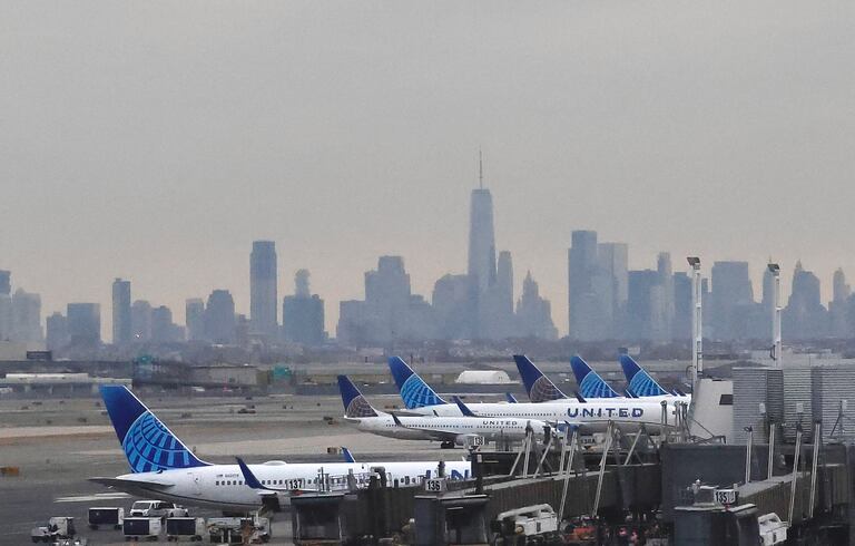 Un avión de United Airlines en el Aeropuerto Internacional de Newark, en Newark, Nueva Jersey, el 11 de enero de 2023. - La Autoridad Federal de Aviación de EE. UU. dijo el miércoles que las operaciones de vuelo normales "se están reanudando gradualmente" en todo el país luego de una interrupción de los sistemas durante la noche que canceló las salidas. (Foto de Kena Betancur / AFP)