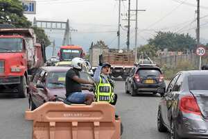 Con la construcción de los accesos al nuevo puente de Juanchito en marcha, desde este martes 1 de agosto se implementará un plan de desvíos y cambios viales en jurisdicción de Candelaria y Palmira. Diego Adolfo Méndez, secretario de Movilidad del Valle, dijo que el propósito es disminuir los tiempos de desplazamiento y evitar traumatismos en el sector, por donde circulan diariamente alrededor de 30 mil vehículos.
