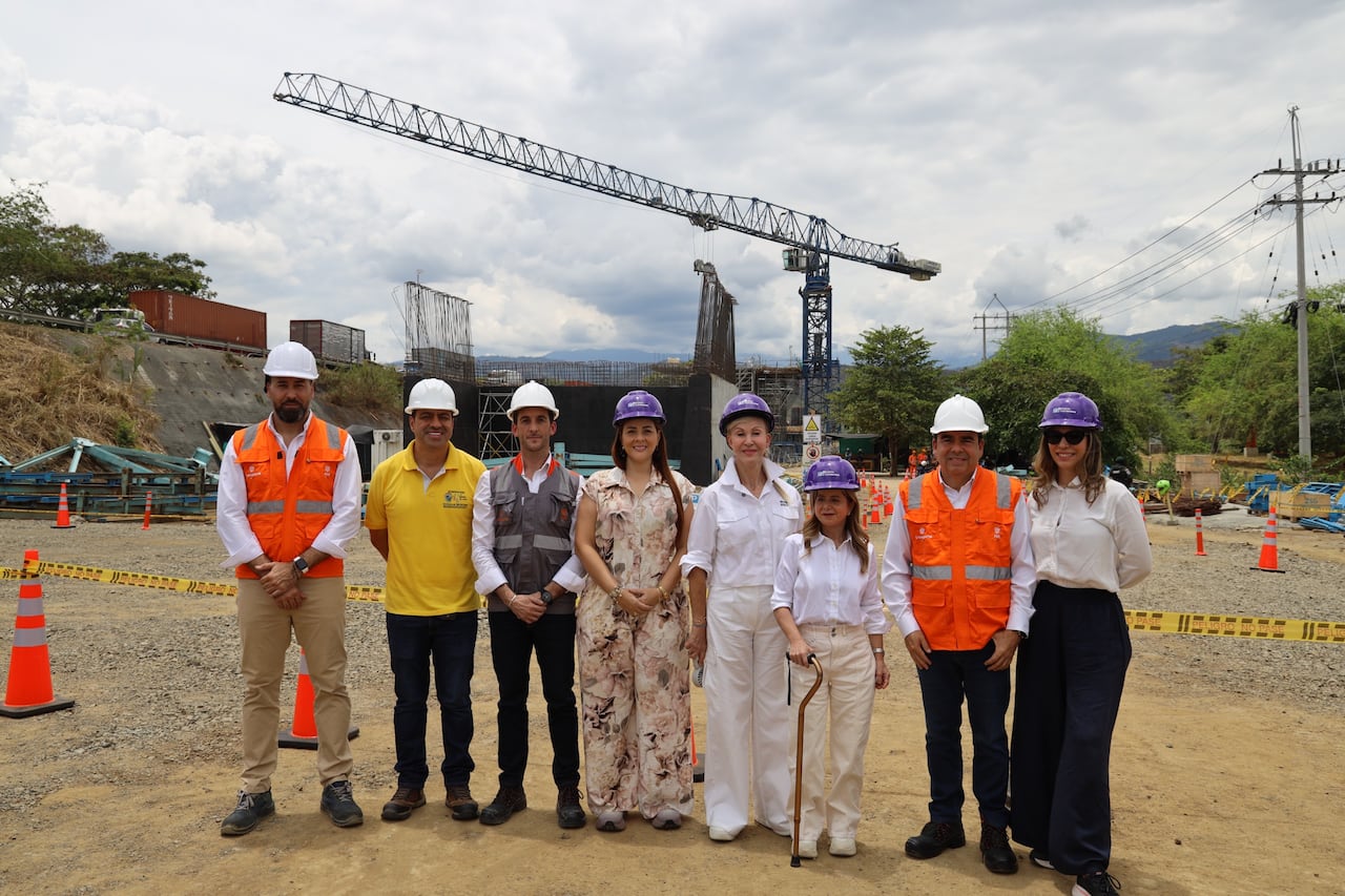 La gobernadora del Valle, Dilian Francisca Toro, junto con las autoridades competentes durante la jornada de inspección técnica.