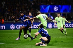 El delantero brasileño #11 del Barcelona, Raphinha, marca el tercer gol de su equipo durante el partido de vuelta de la semifinal de la UEFA Champions League.
