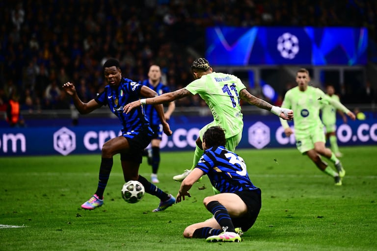 El delantero brasileño #11 del Barcelona, Raphinha, marca el tercer gol de su equipo durante el partido de vuelta de la semifinal de la UEFA Champions League.