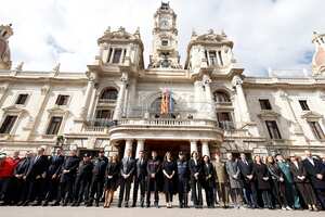 La alcaldesa de Valencia, María José Catalá (C), acompañada por el líder del Partido Popular (PP), Alberto Núñez Feijoo (C,3L), y funcionarios asisten a un minuto de silencio durante un homenaje dos días después de un gran incendio que arrasó un bloque residencial de varios pisos en Valencia.