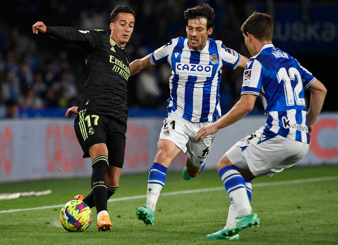 El delantero español del Real Madrid Lucas Vázquez (I) compite con el mediocampista español de la Real Sociedad David Silva (C) y el defensor español de la Real Sociedad Aihen Muñoz durante un partido de la liga española de fútbol.