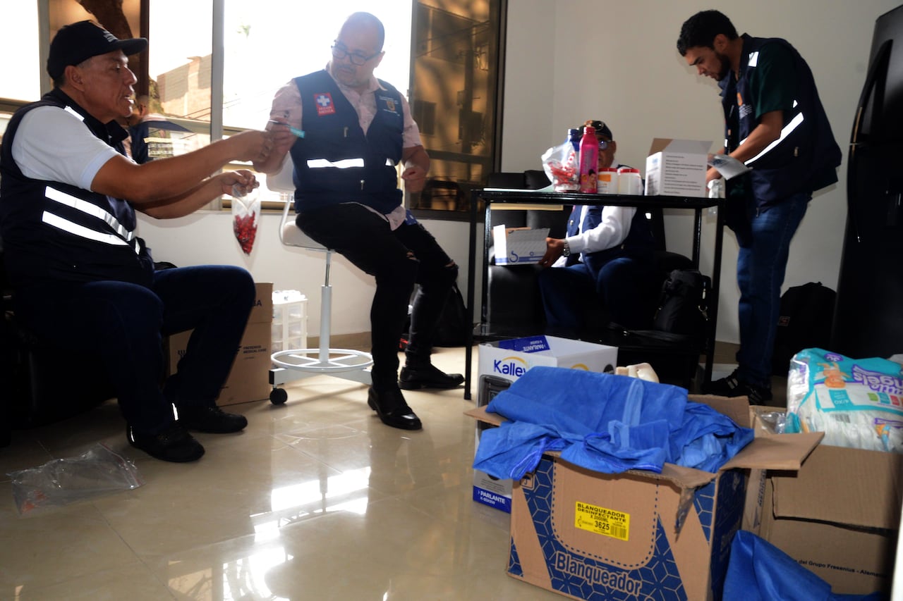 Cali: Cierran clínica clandestina de procedimientos estéticos en Cali por poner en riesgo la vida de los pacientes. En el Barrio Champagnat fue cerrado este establecimiento que realizaba procedimientos quirúrgicos sin cumplir los requisitos legales. Foto José L Guzmán. EL País. oct 31-24