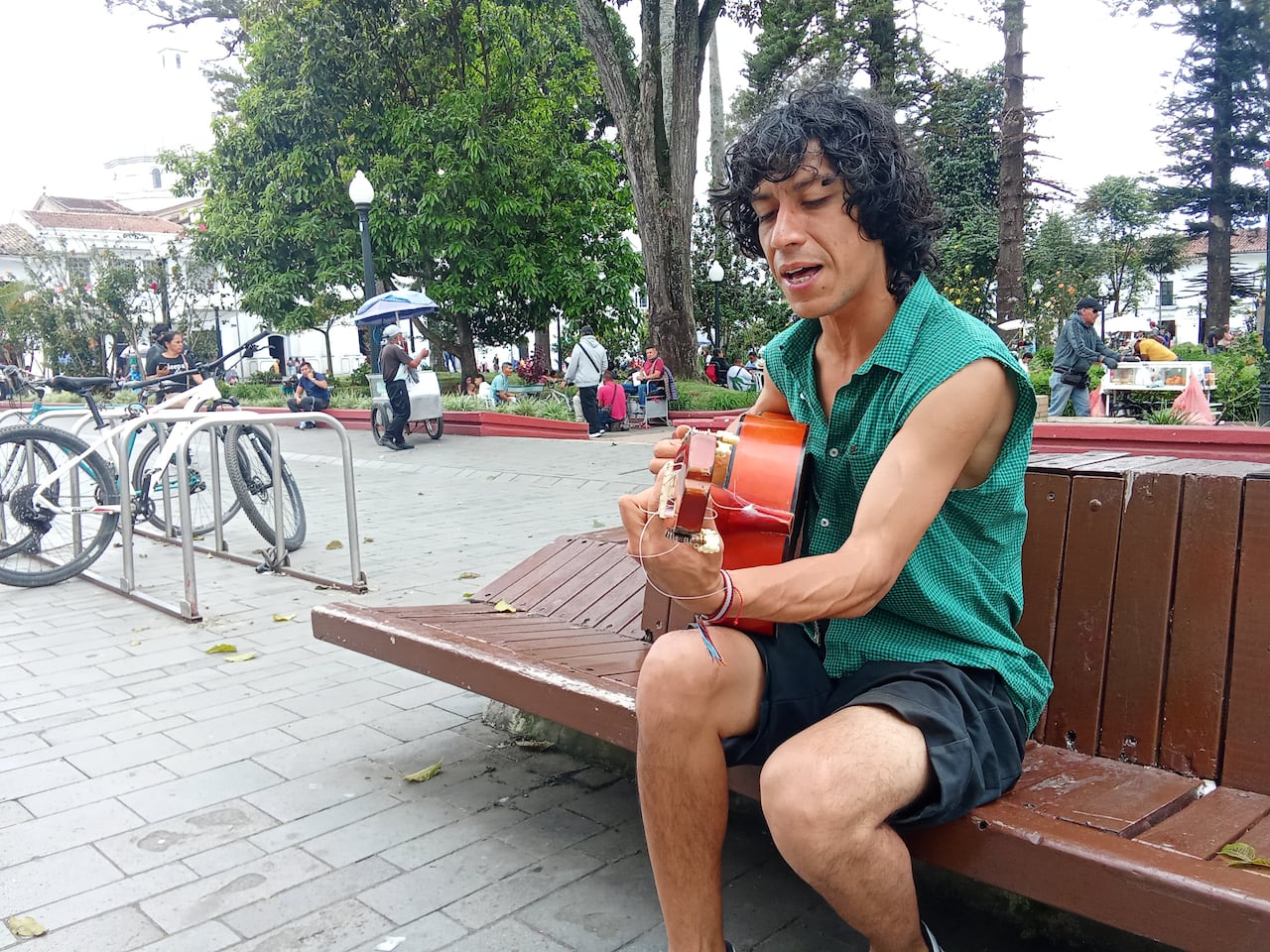 Estudiantes, trabajadores y transeúntes se detienen a escuchar y, en ocasiones, a bailar al ritmo de su guitarra.