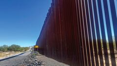 Donald Trump ordenó ampliar el muro que marca la frontera de Estados Unidos con México y pintar sus estructuras de metal con color negro para que este sea más caliente y difícil de escalar para los migrantes.