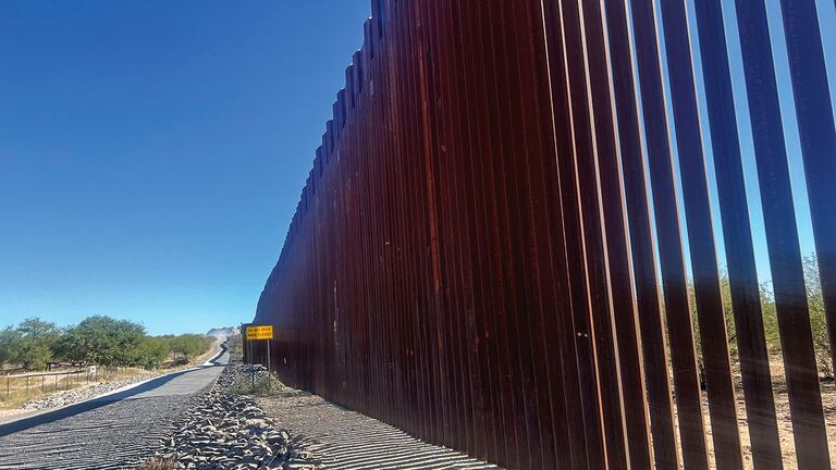 Donald Trump ordenó ampliar el muro que marca la frontera de Estados Unidos con México y pintar sus estructuras de metal con color negro para que este sea más caliente y difícil de escalar para los migrantes.