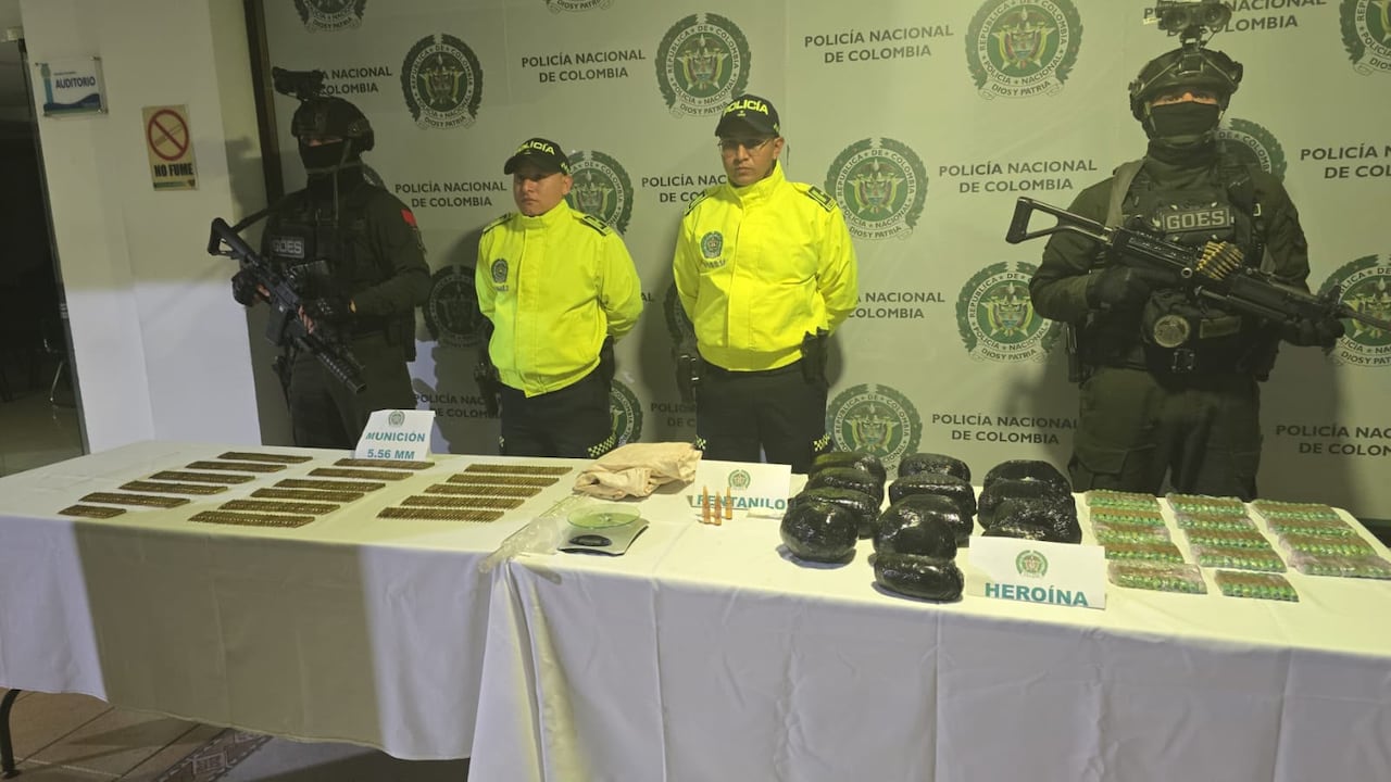 Los 15 kilogramos de heroína, ampolletas de fentanilo y 500 cartuchos hallados por las autoridades en la zona rural de Buesaco, Nariño.