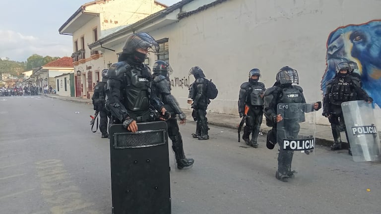 Esmad de la Policía Nacional en Popayán, intentando restaurar el orden público tras las protestas de hoy.