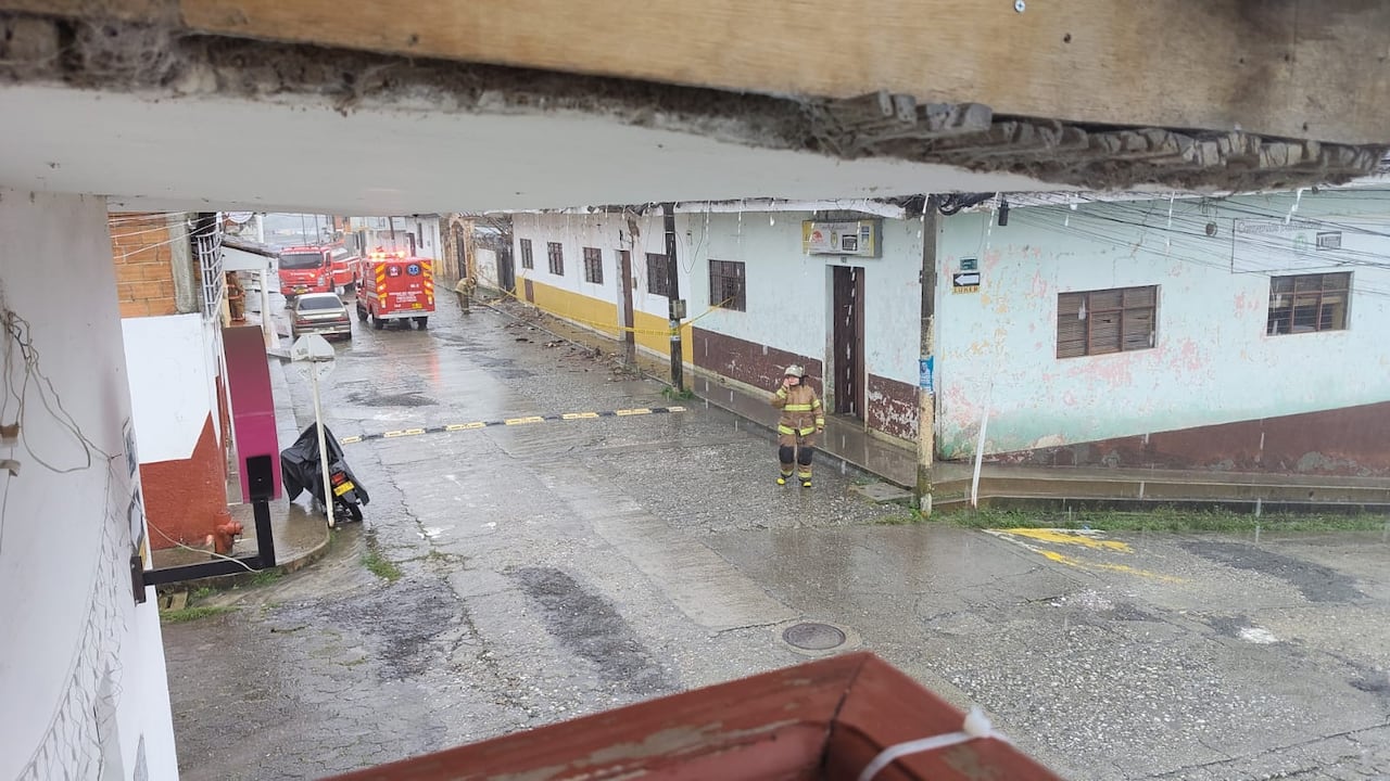Con maquinaria de rescate y ambulancia, seis unidades de socorro trabajan en la zona afectada.