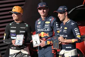 EL piloto neerlandés muestra el trofeo de primer lugar en el esprint del GP de Sao Paulo, donde el segundo fue Lando Norris (izq.) y el tercero fue Sergio Perez. /Foto NELSON ALMEIDA / AFP