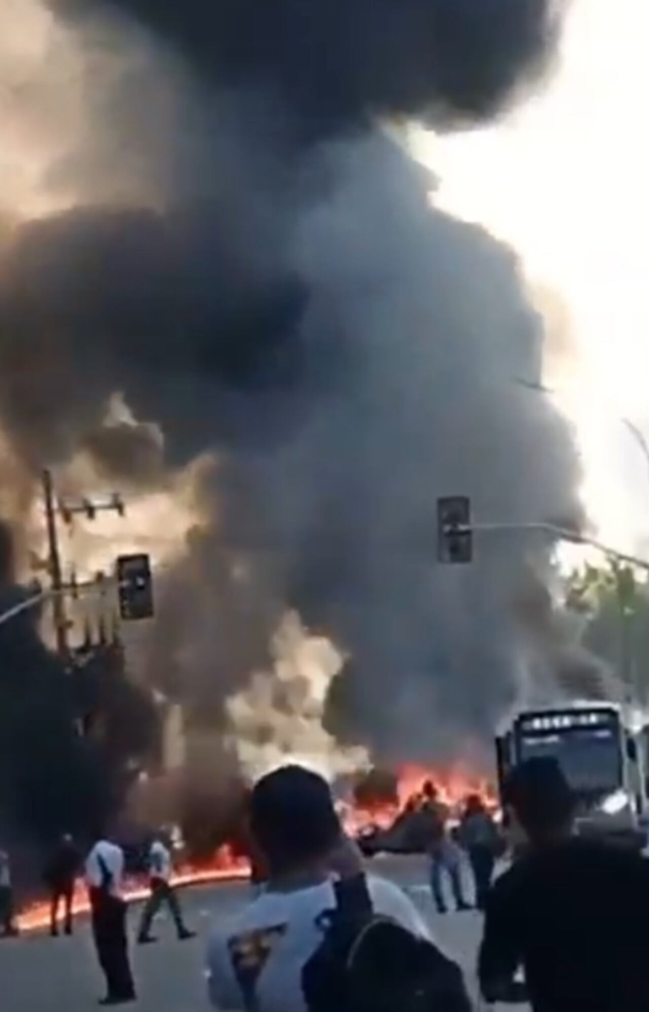 El combustible de la aeronave quedó esparcido en la vía y luego se incendió.