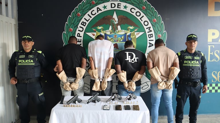 Según la Policía Metropolitana de Cali, los capturados cuentan con anotaciones por hurto, tráfico de estupefacientes y porte ilegal de armas