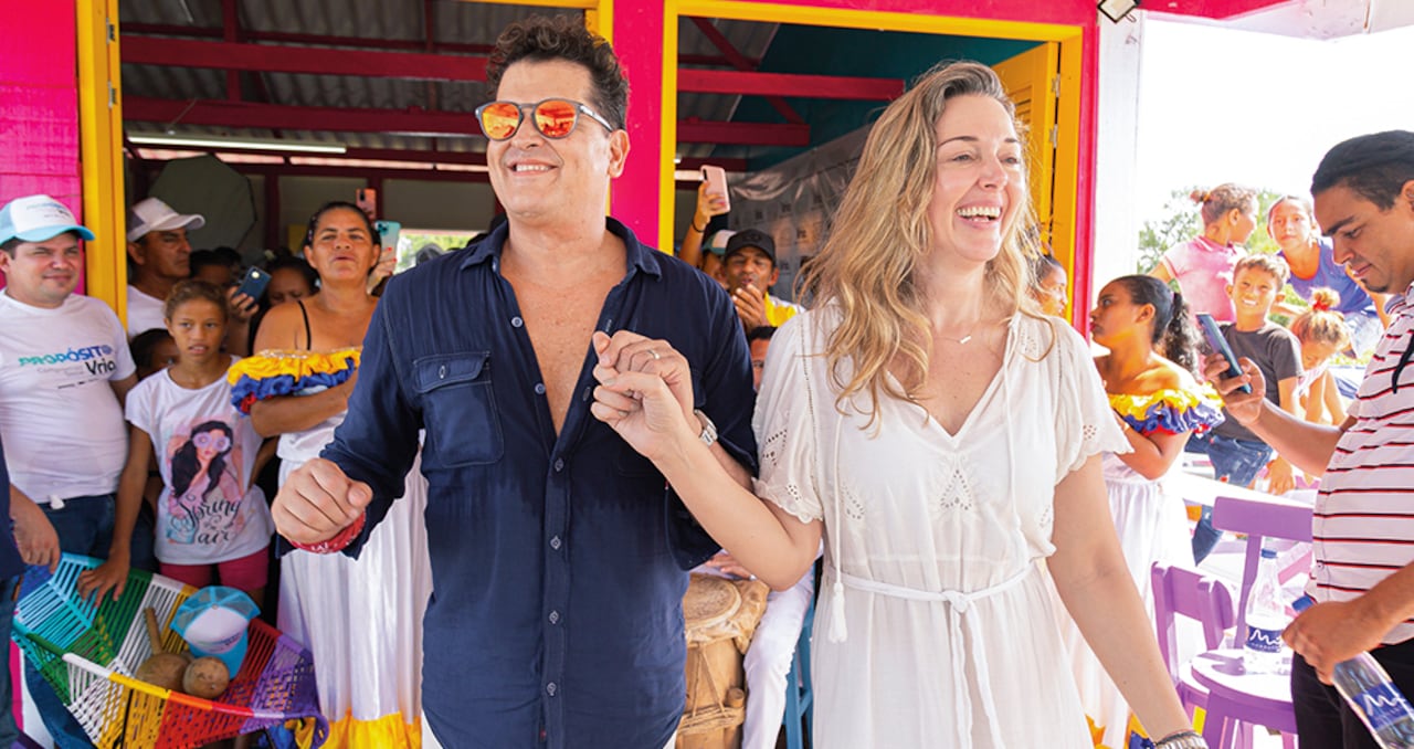 Vives llegó hasta Buenavista, un pueblo palafítico de la ciénaga grande del Magdalena, acompañado de su esposa, Claudia Elena Vásquez. Juntos, al ritmo de la música tradicional del Caribe, recorrieron una escuela que gracias a la labor del artista hoy cuenta con mejores aulas y hasta conexión a internet.