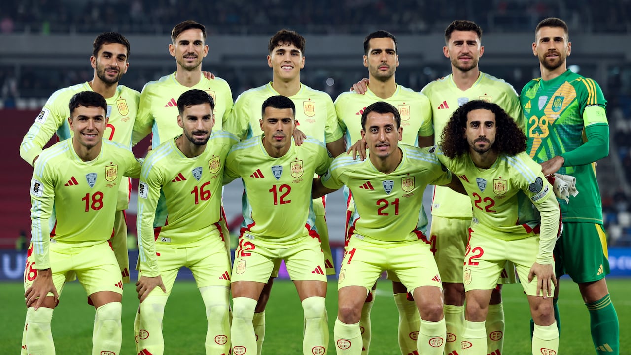 Los jugadores de España posan para una foto de equipo antes del partido de clasificación europea para la Copa Mundial de la FIFA 2026 entre Georgia y España en el Estadio Nacional Boris Paichadze de Tiflis, el 15 de noviembre de 2025. (Foto de Giorgi ARJEVANIDZE / AFP)