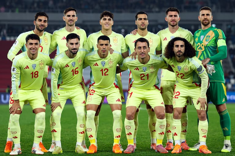 Los jugadores de España posan para una foto de equipo antes del partido de clasificación europea para la Copa Mundial de la FIFA 2026 entre Georgia y España en el Estadio Nacional Boris Paichadze de Tiflis, el 15 de noviembre de 2025. (Foto de Giorgi ARJEVANIDZE / AFP)