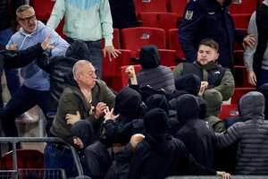 Enfrentamientos de algunos aficionados en partido AZ Alkmaar vs. West Ham, por la Conference League 2022-2023.