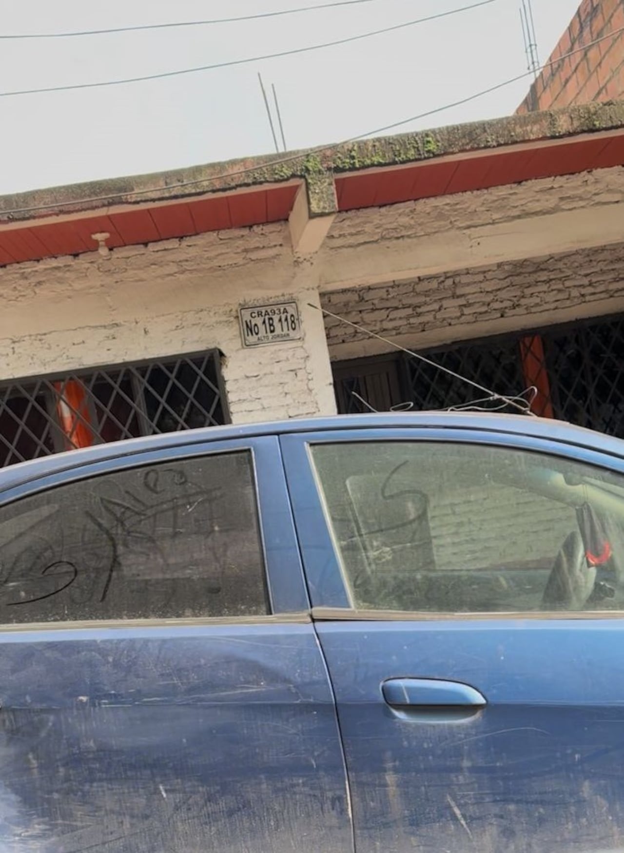 El vehículo, con suciedad acumulada, algunos golpes visibles en sus puertas y en aparente estado de abandono, permanece en la vía sin que hasta el momento se conozca el paradero de su propietario.