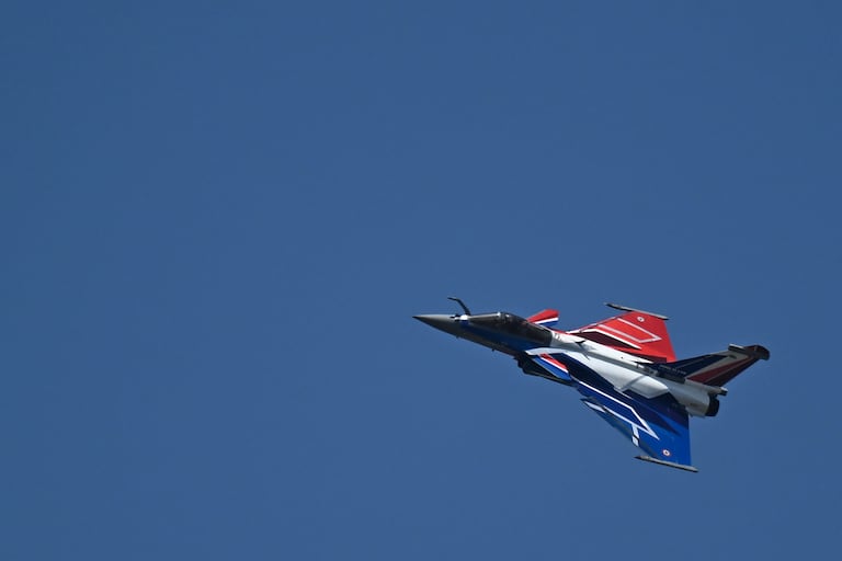 Aviones de combate norteamericanos fueron detectados volando cerca a Caracas.
(Photo by JULIEN DE ROSA / AFP)