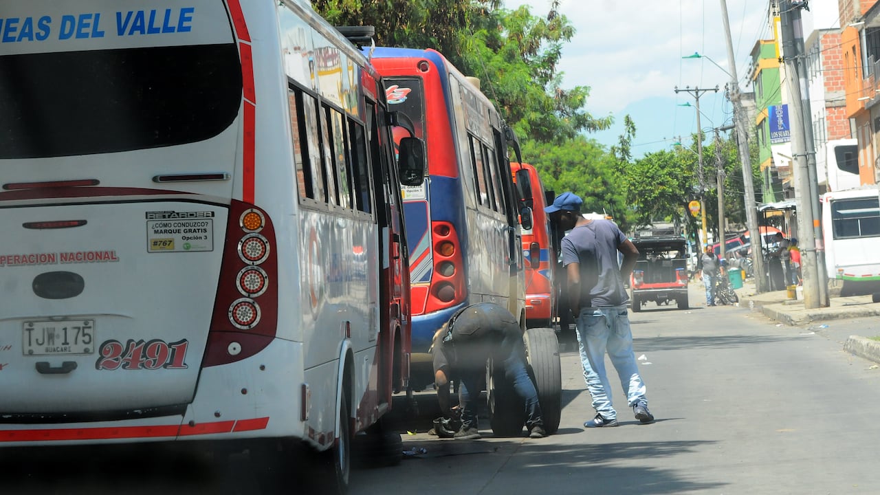 Cali: Males que rodean al Terminal de Trasporte de Cali. Basuras, Micrográfico, explotación de menores. Fotos José L Guzmán. EL País, Julio 19-23