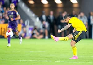 Con un minuto restante en el segundo partido de Ot Columbus Crew, el delantero Juan 'Cucho' Hernández (9) anota un gol con la red vacía durante el partido de semifinal de la Conferencia Este de fútbol de la MLS entre Orlando City SC y Columbus Crew el 25 de noviembre, en Orlando. , Florida. (Foto de Andrew Bershaw/Icon Sportswire vía Getty Images)