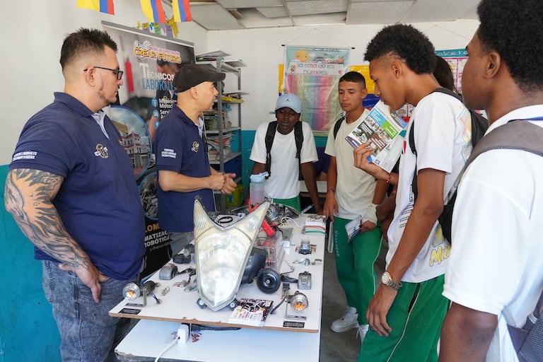 35 Instituciones de Educación Superior entre técnicas, tecnológicas y universitarias presentaron sus programas académicos a los estudiantes de la IEO Navarro.