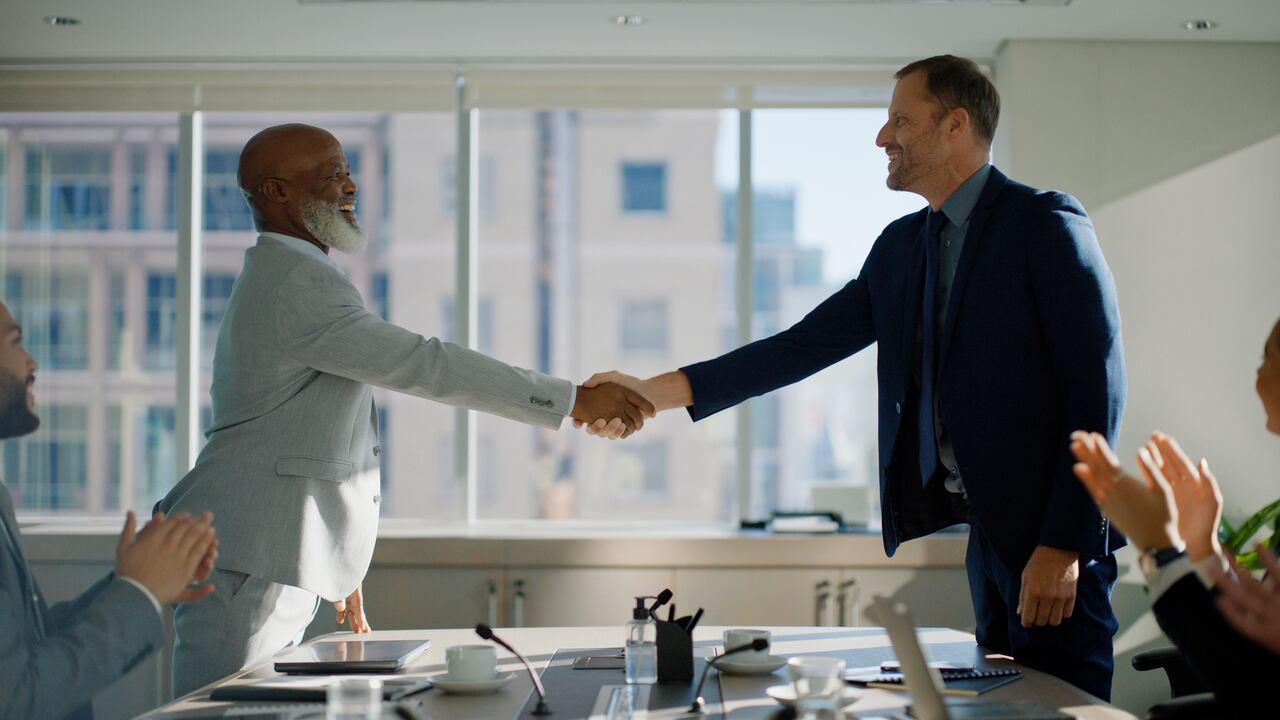 Entre los signos más destacados para recibir influencias positivas se encuentran aquellos conocidos por su determinación y liderazgo en el trabajo.