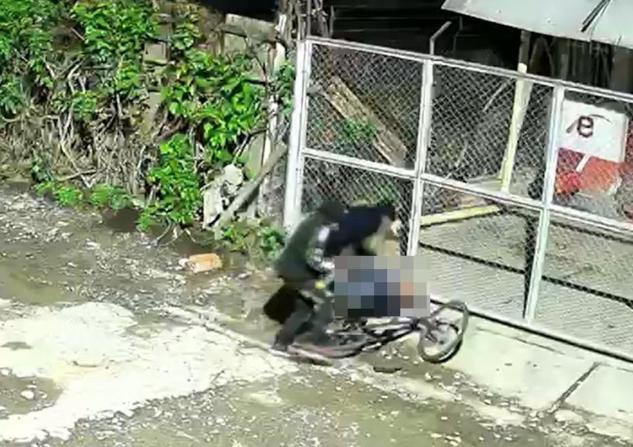 El ataque quedó registrado en un video que circula en redes sociales. En las imágenes se observa al joven trabajador intentando defenderse de los agresores, quienes presuntamente lo atacaron con arma blanca.