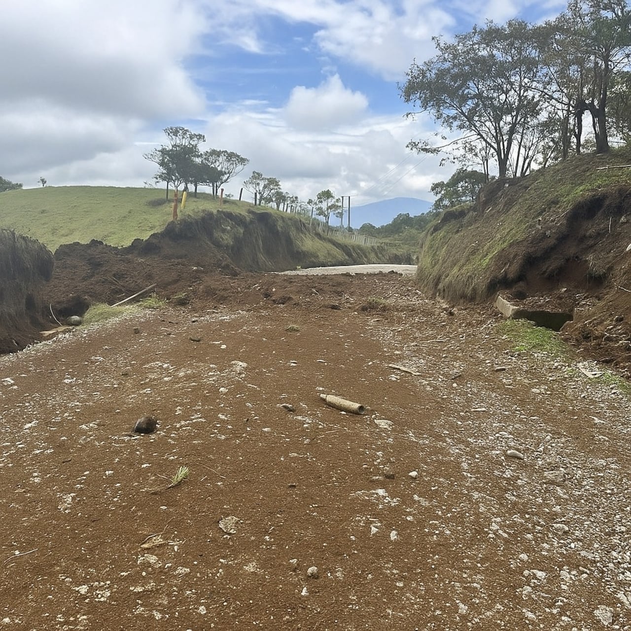 Son dos casos donde los militares colombianos logran desactivar a tiempo cargas explosivas dejadas a los costados de carreteras rurales de El Tambo, Cauca.