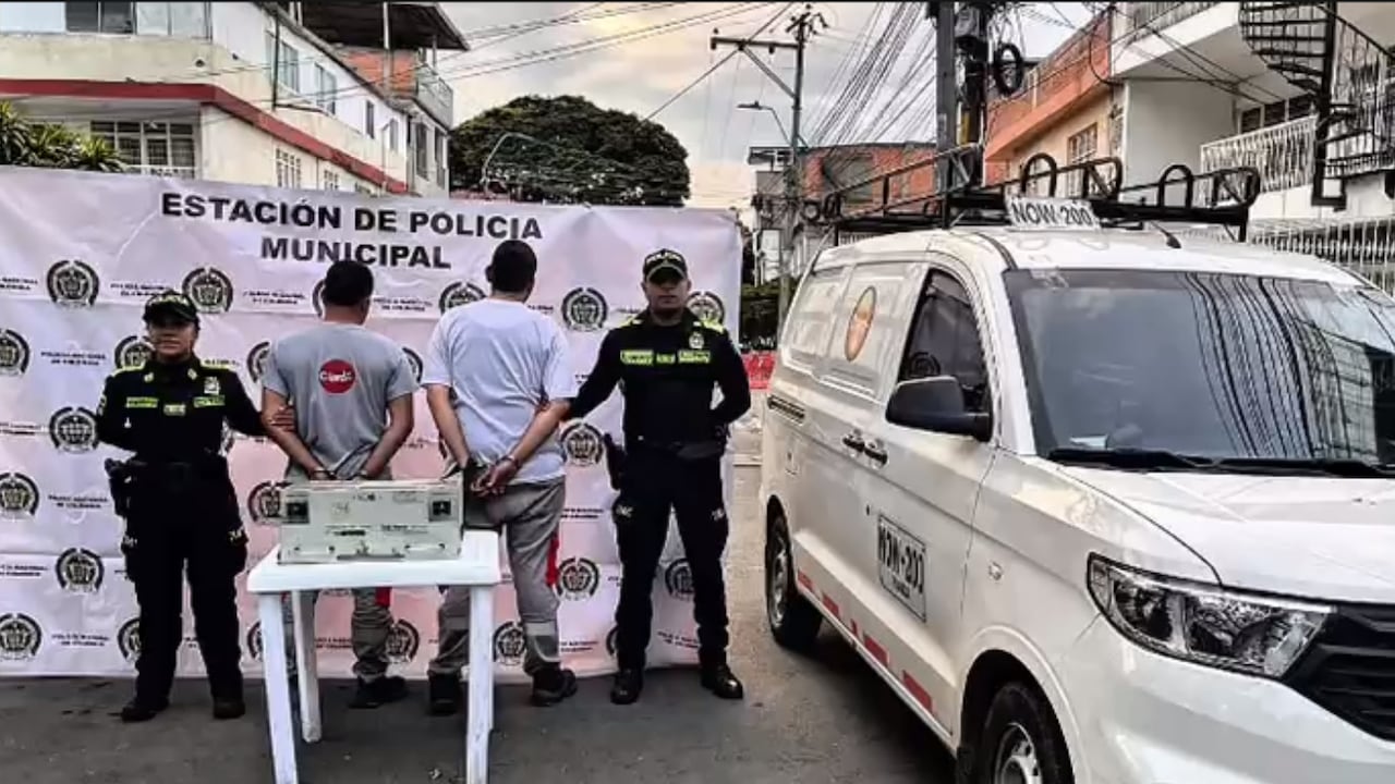 Dos hombres fueron capturados en el barrio Chapinero utilizando vehículos con logotipos falsos e indumentaria clonada para saquear redes de conectividad.