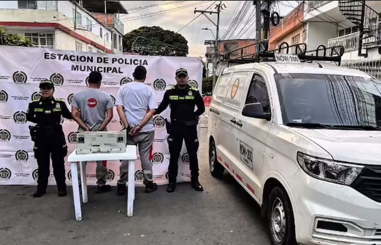 Dos hombres fueron capturados en el barrio Chapinero utilizando vehículos con logotipos falsos e indumentaria clonada para saquear redes de conectividad.