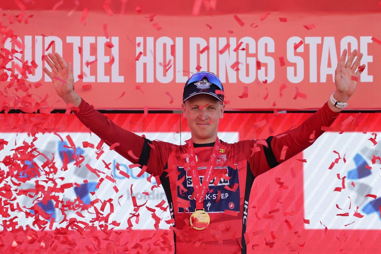 Tim Merlier de Bélgica y el equipo Soudal-Quick Step celebran en el podio tras ganar la etapa 1 del 6.° Tour de los EAU 2024, desde Al Dhafra Walk hasta Liwa, el 19 de febrero de 2024. (Foto de Giuseppe CACACE / AFP)