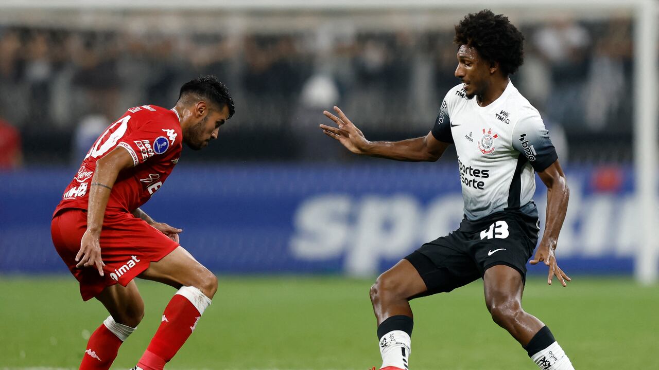 El mediocampista #20 de Huracán Emmanuel Ojeda y el delantero #43 de Corinthians Talles Magno luchan por el balón durante el partido de fútbol de la fase de grupos de la Copa Sudamericana.