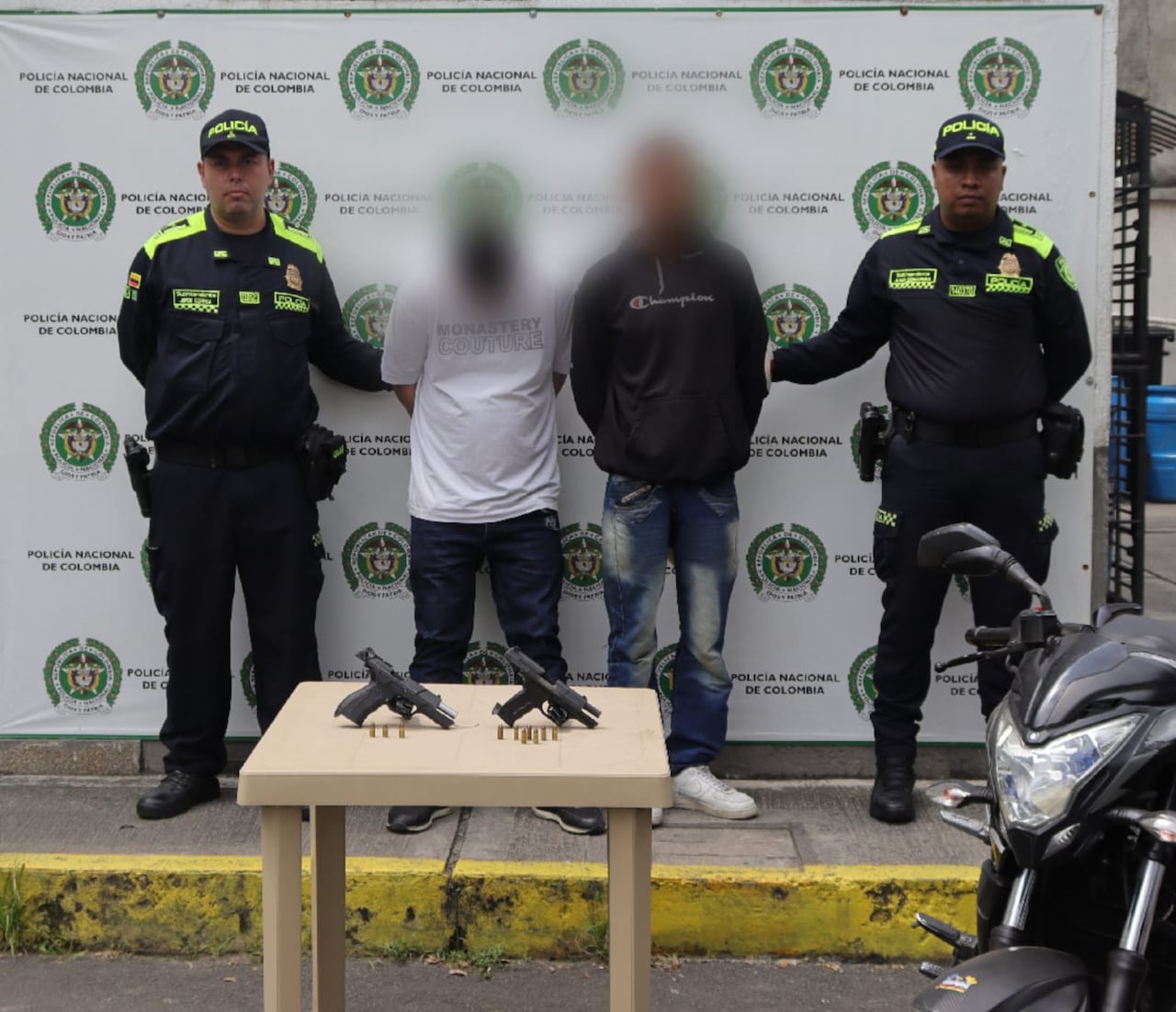 La Policía Nacional capturó a dos personas e incautó dos armas de fuego tras el hecho violento.