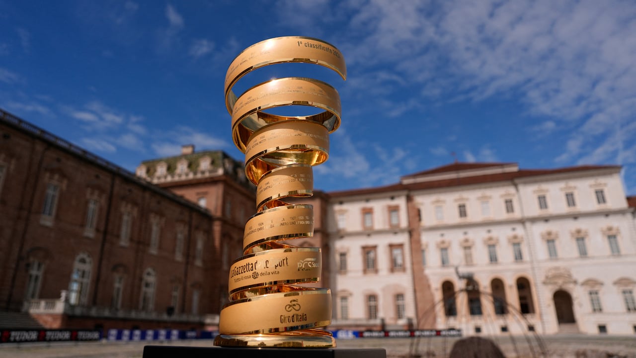 Este es el trofeo que se le entrega al campeón del Giro de Italia.