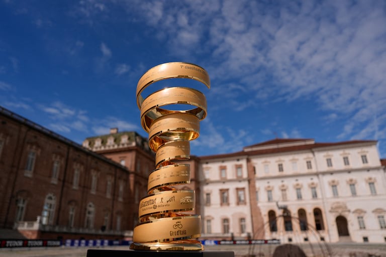 Este es el trofeo que se le entrega al campeón del Giro de Italia.