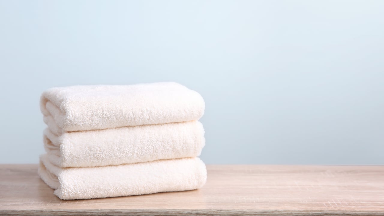 Existen ciertos trucos que ayudan a preservar el color blanco de las toallas.