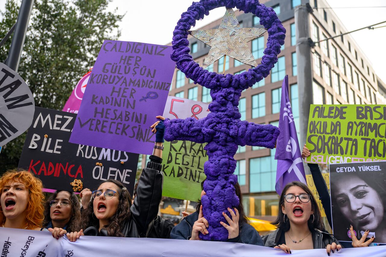 Este 23 de noviembre se conmemoró el Día Internacional para la Eliminación de la Violencia contra la Mujer. En el mundo se hicieron varias marchas. (Foto Yasin AKGUL / AFP)
