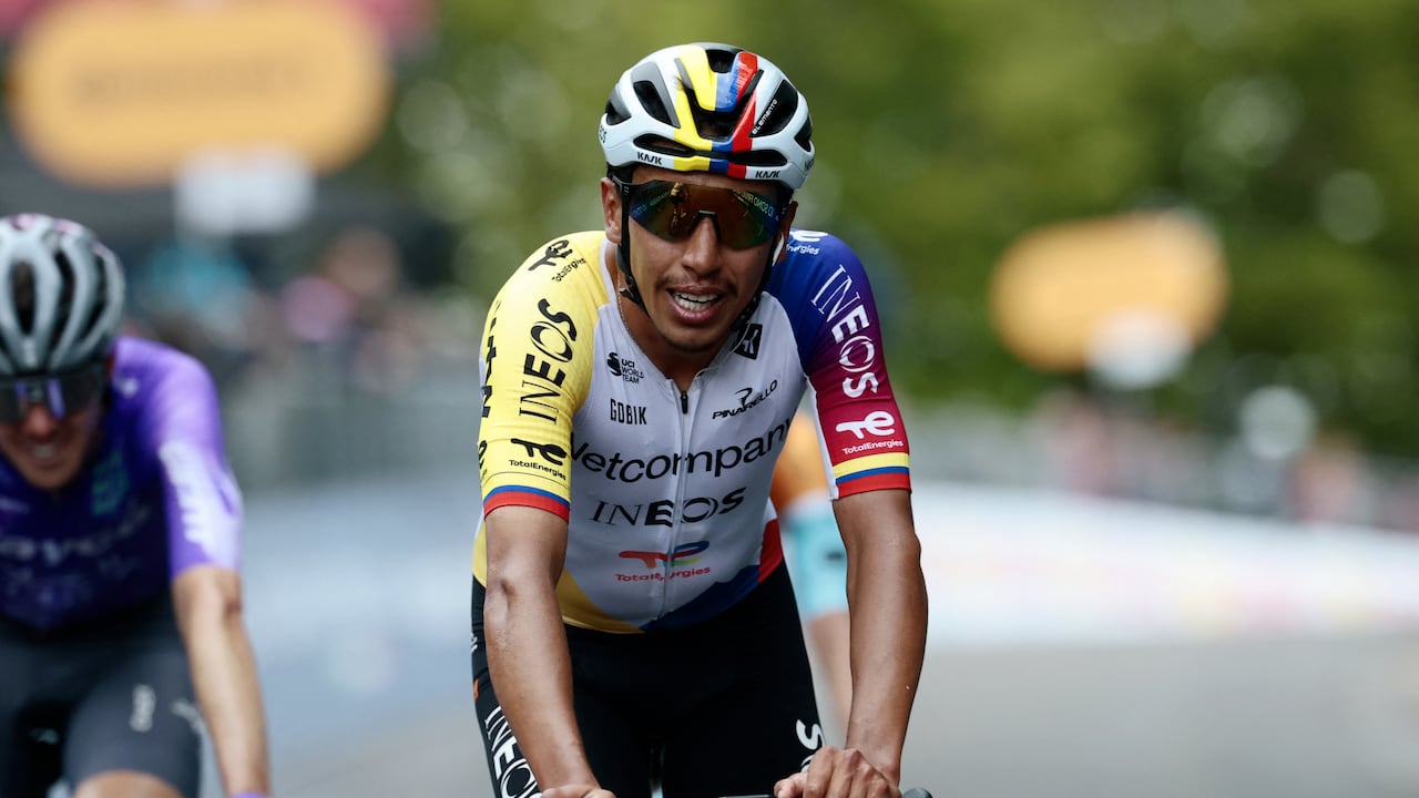El ciclista colombiano Egan Bernal, del equipo INEOS Grenadiers, finaliza la novena etapa del Giro de Italia 2026, que discurre entre Cervia y Corno alle Scale, cerca de Doganaccia, en el centro de Italia, el 17 de mayo de 2026. (Foto de Luca Bettini / AFP)