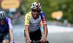 El ciclista colombiano Egan Bernal, del equipo INEOS Grenadiers, finaliza la novena etapa del Giro de Italia 2026, que discurre entre Cervia y Corno alle Scale, cerca de Doganaccia, en el centro de Italia, el 17 de mayo de 2026. (Foto de Luca Bettini / AFP)