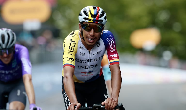 El ciclista colombiano Egan Bernal, del equipo INEOS Grenadiers, finaliza la novena etapa del Giro de Italia 2026, que discurre entre Cervia y Corno alle Scale, cerca de Doganaccia, en el centro de Italia, el 17 de mayo de 2026. (Foto de Luca Bettini / AFP)